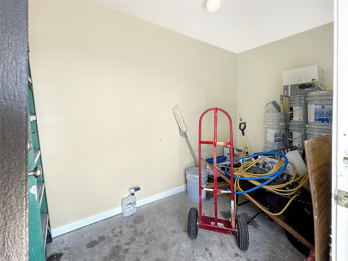 Building Photo - 7426 Blue Jay Dr