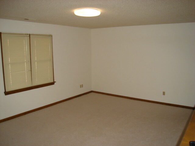 Building Photo - 422 Kickapoo St