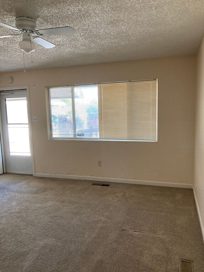 Foto del edificio - **READY FOR MOVE IN** 3 Bedroom/2 Bath Single Story Home