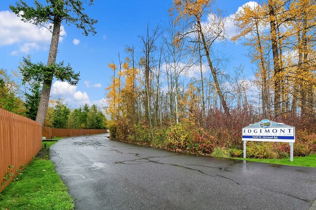 Un revés en la entrada privada desde la carretera. - Edgemont