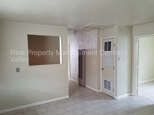 Building Photo - 864 Angelus St