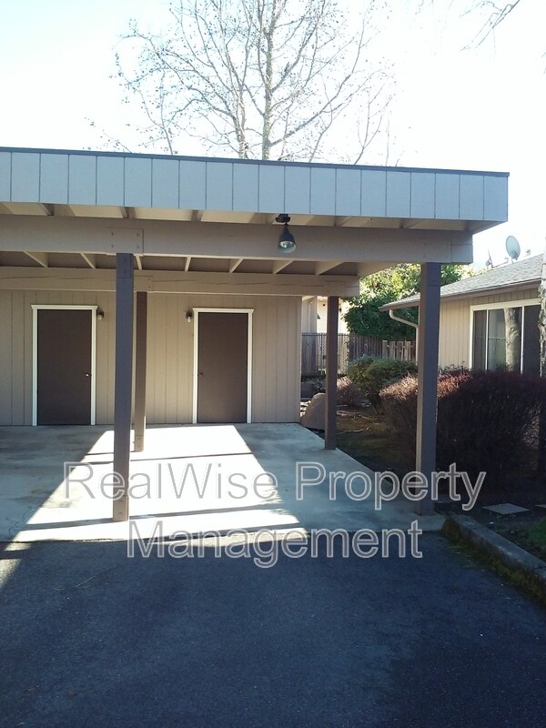 Building Photo - 2152 NW N Hill Dr