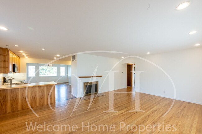 Foto del edificio - Spacious 5 Bedroom Home with Fenced Yard & Covered Parking