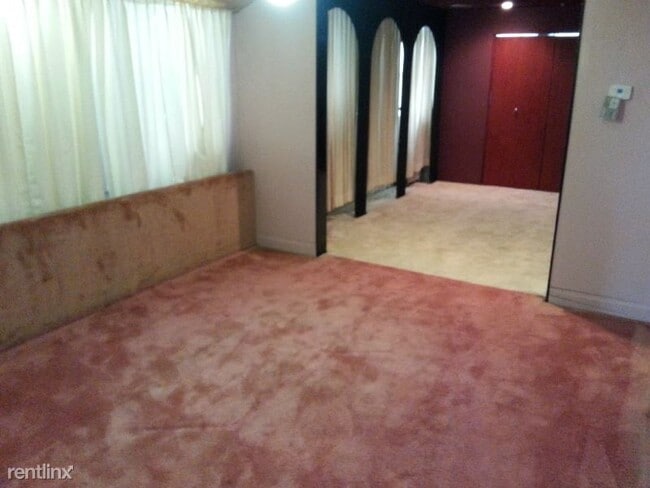 Building Photo - 3 br, 1 bath Condo - 738 Pennington St