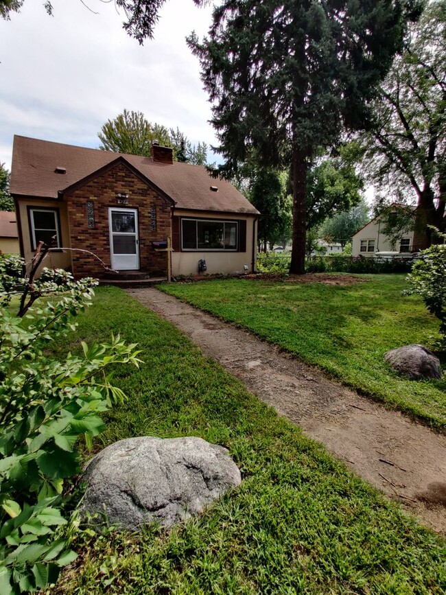 Building Photo - Spacious Home with an INCREDIBLE Yard!