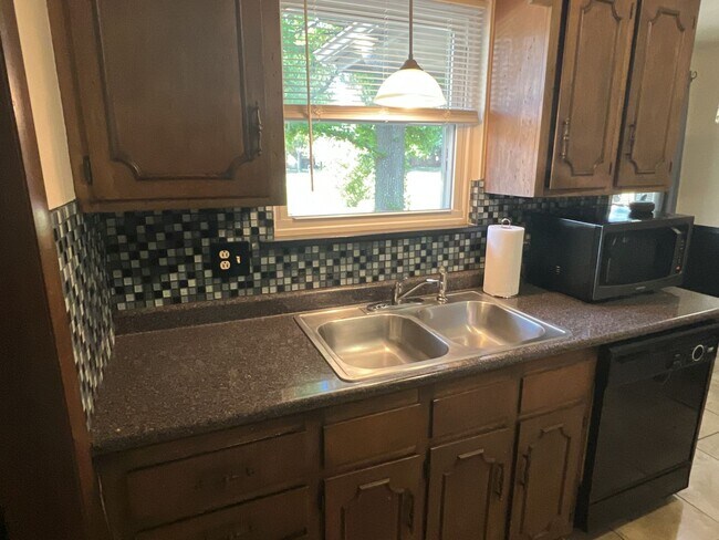 Building Photo - 3 Bedroom, 2 Bathroom, Great Location!