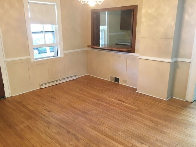 Building Photo - 4-bedroom 1 Bath Single-Family Home Near D...