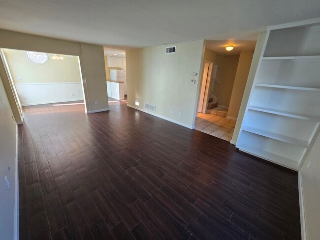 Building Photo - Clairemont. 3 br., 2 ba. Townhome with Garage