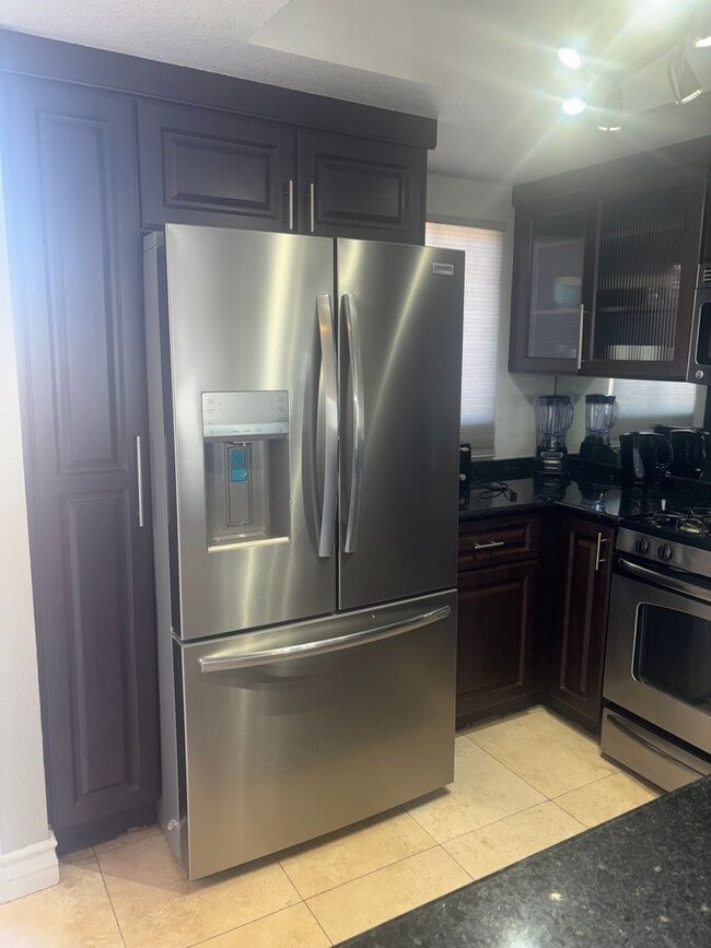 Building Photo - Meridian 1 Bed | 1 Bath Top-Floor Unit with Great City Views.Newly Upgraded with Laminate Floorin...