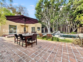 Building Photo - 132 N Crescent Heights Blvd