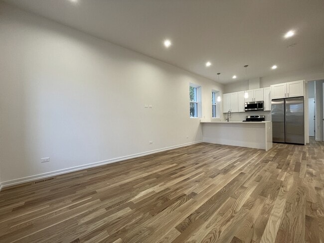 Building Photo - 822 N Winchester Ave