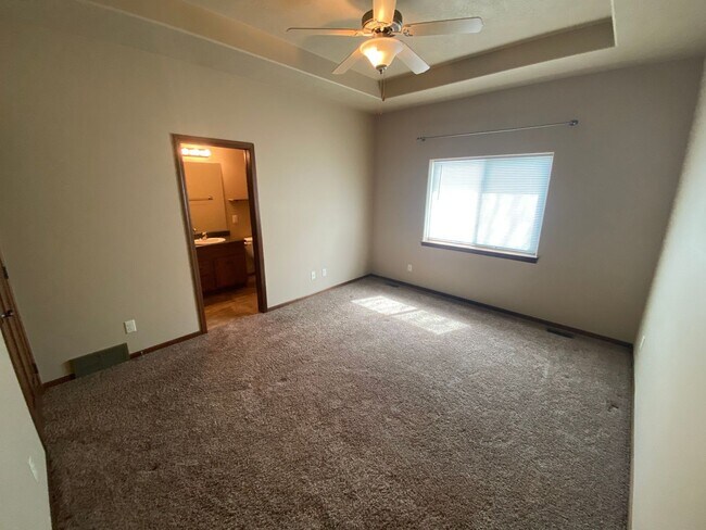 Building Photo - Large Ranch Style Twin Home For Rent