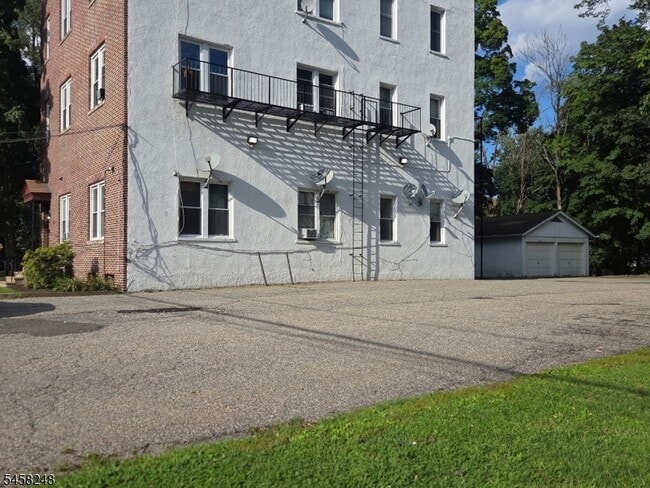 Building Photo - 817 Ringwood Ave