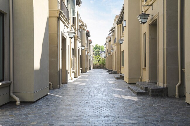Building Photo - 823 S Bundy Dr