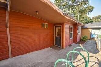 Building Photo - 1841 Kincaid St