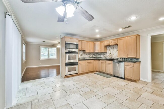 Building Photo - 21503 Roseville Dr