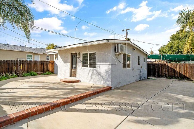 Foto del edificio - Charming 3 Bed/2 Bath Home with Large Lot!