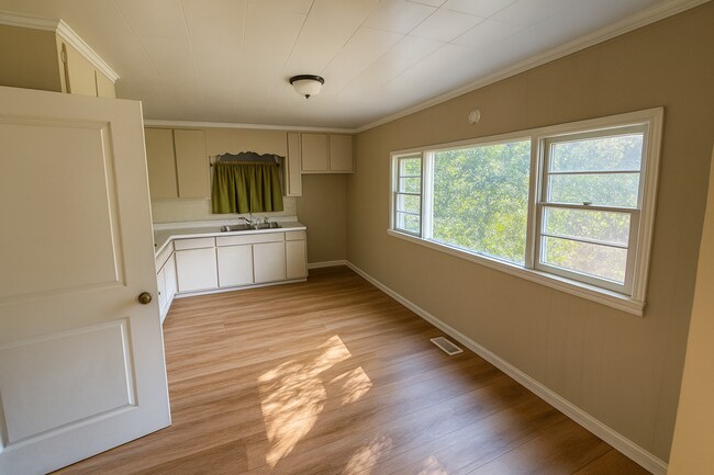 Building Photo - 2128 Jeff Davis St