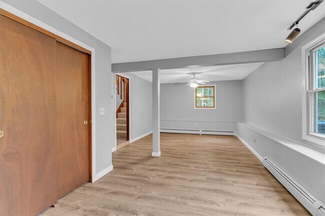 Building Photo - 367 Plain Meeting House Rd