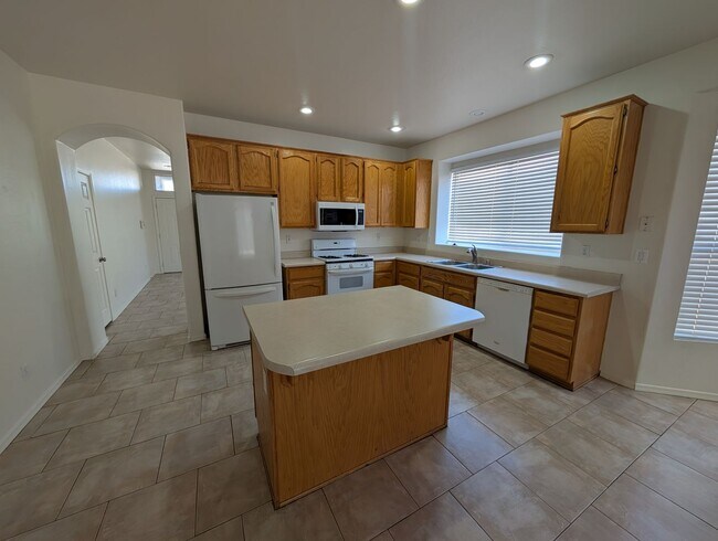 Building Photo - 3 Bedroom 2 Bathroom in Executive Palms Su...