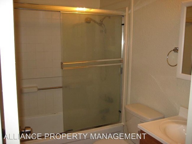Building Photo - 2 br, 1 bath Apartment - 402 Pheasant Lane
