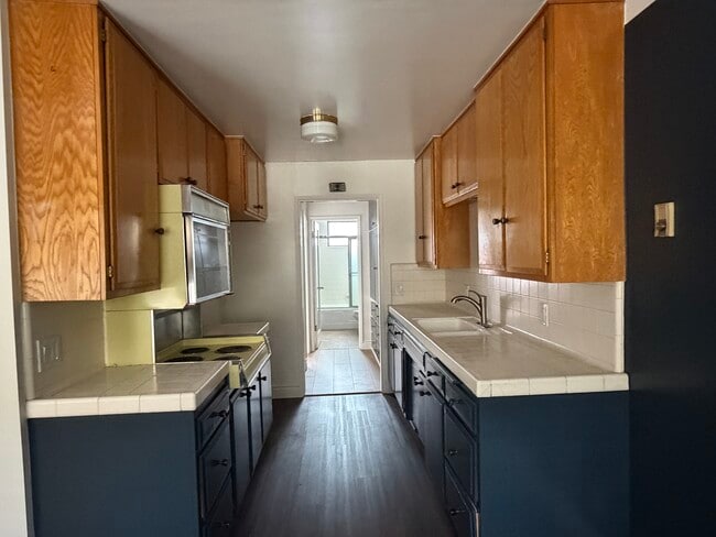 Vintage 1960 kitchen - 100 Hermosa Ave