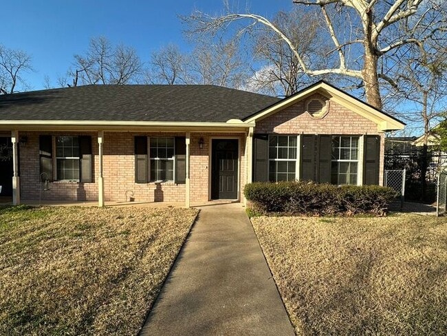 Building Photo - Tour Today! 2 Bedroom 2 Bath Duplex in Cen...
