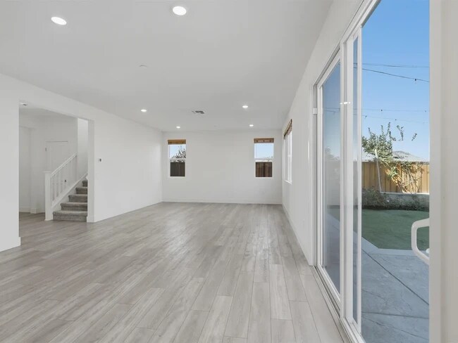 Building Photo - 464 Coolcrest Dr