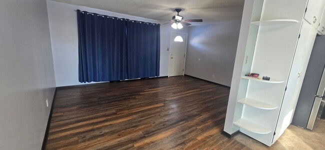 Building Photo - South Shores! 3 bedroom, 1 bath, 2 car garage!