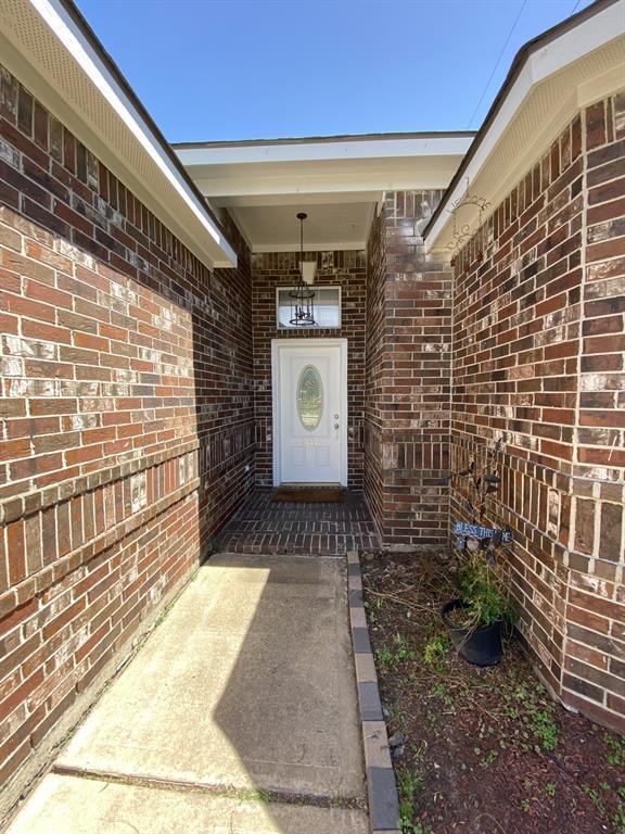 Building Photo - 2402 Raintree Village Dr