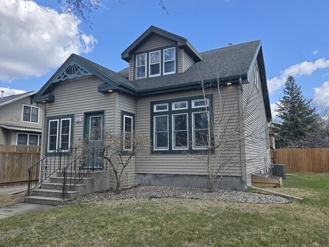 Building Photo - 1011 Cottonwood St