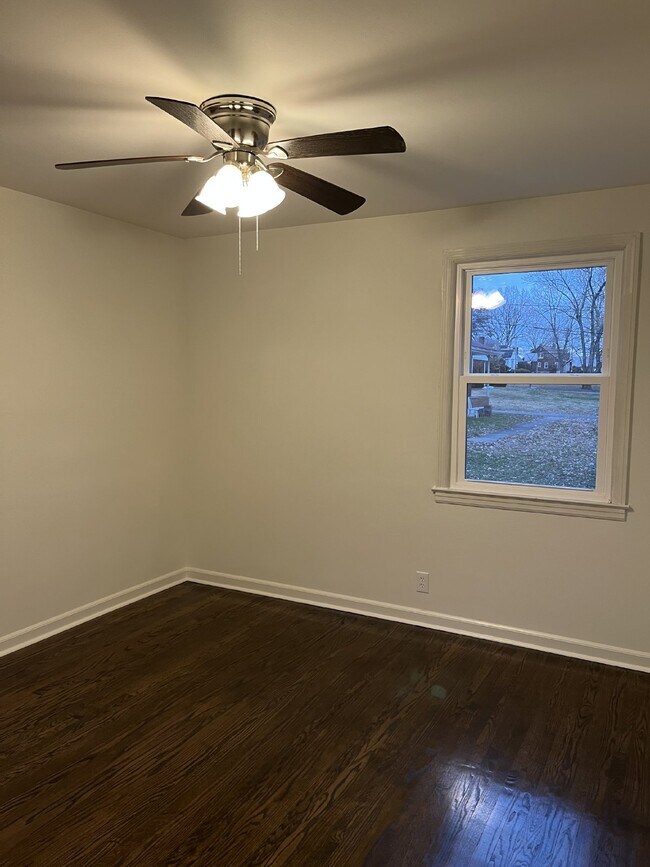 Building Photo - ONE LEVEL BRICK 2 BEDROOMS 1 BATH  GREAT L...