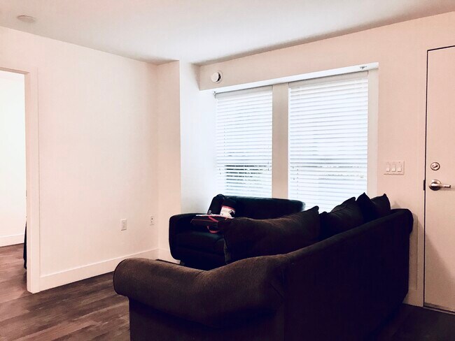 Building Photo - Kie's Place – Modern West End Living with Magnificent Views