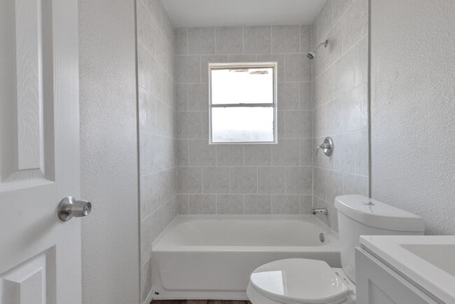 Building Photo - 811 John Adams Dr