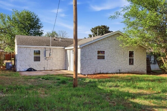 Building Photo - 1143 SE 19th St