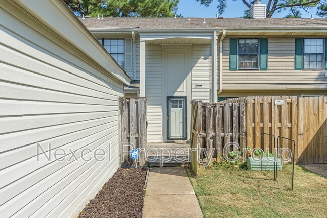 Building Photo - 6730 Racquet Club Dr