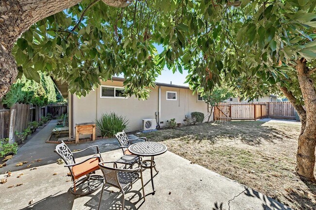 Building Photo - 1637 Phantom Ave