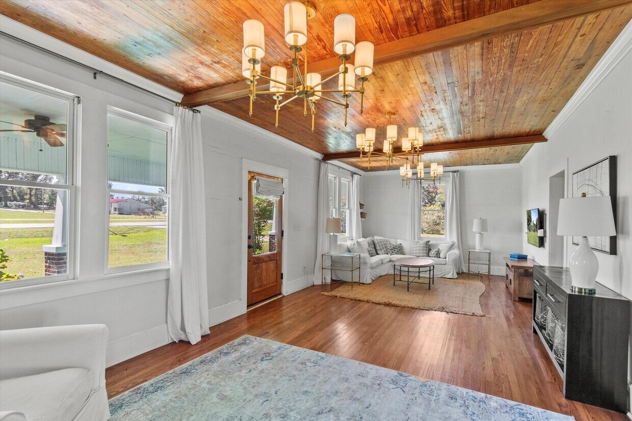 Foto principal - ASK ABOUT FREE RENT! Country Classic with Modern Convenience! Low maintenance!