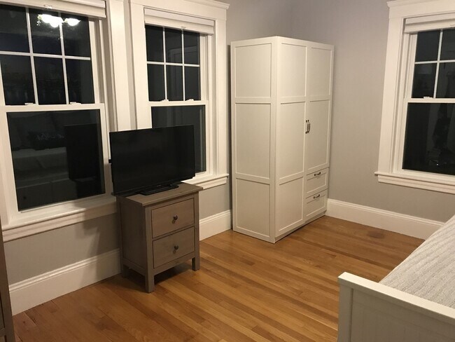 Building Photo - 11 Batchelder St