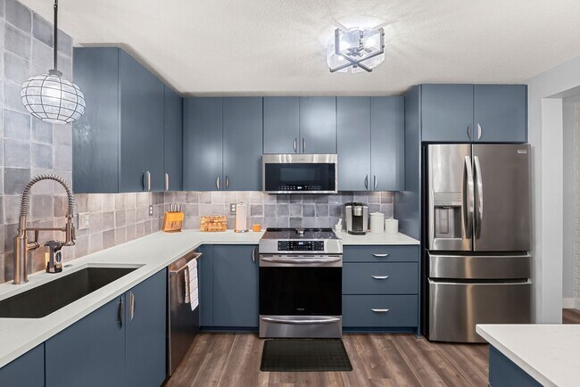 Foto del edificio - STYLISH 2 BED/2 BATHS LAKE OSWEGO CONDO