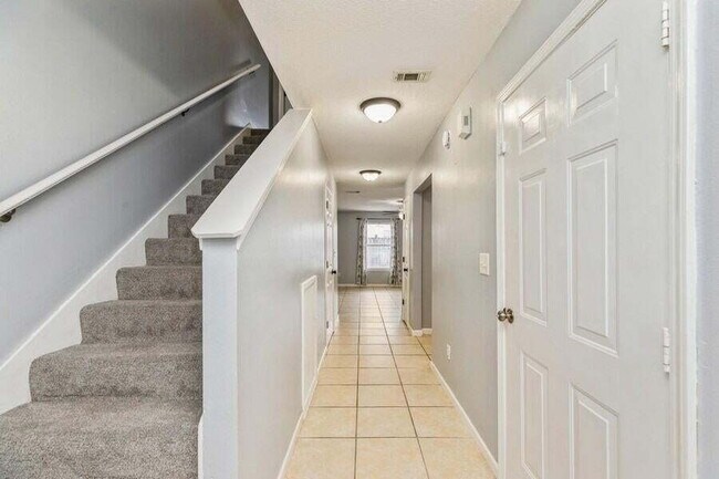 Building Photo - Exquisitely Renovated End Unit Townhome Ju...