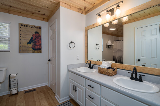 Ensuite bathroom - 1323 Zenith Trl