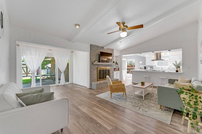 Photo - 1614 Woodcrest Ln House