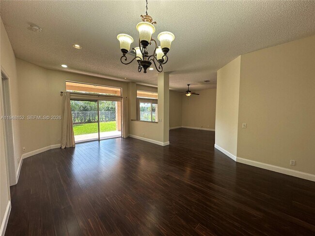 Foto del edificio - 4192 Laurel Ridge Cir