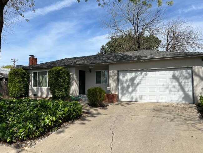 Building Photo - Single story close to shopping and freeway access!