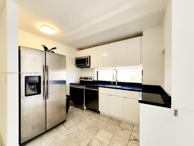Foto del edificio - 16919 N Bay Rd