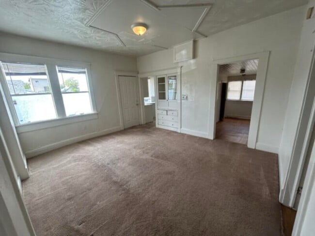 Building Photo - Downtown Living!