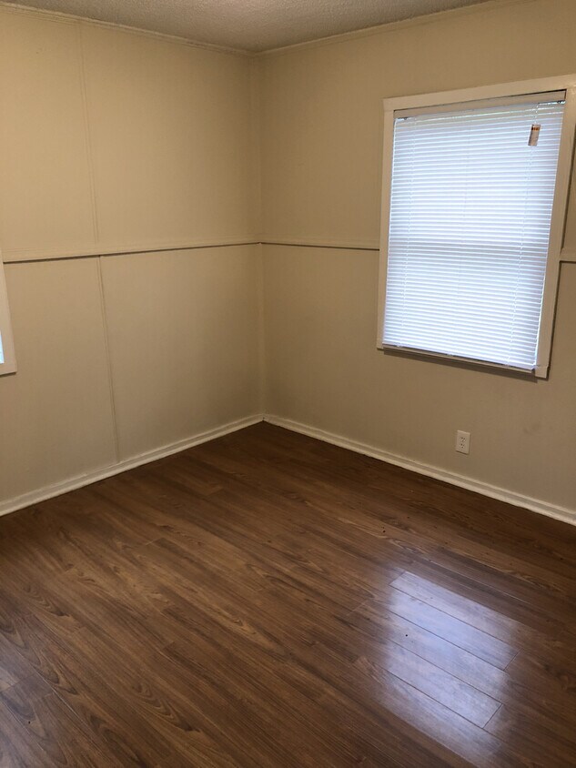 Foto del edificio - Single Family Home 4Bed/2Bath+nice size back yard ready Mid-June 2026 $1750/month