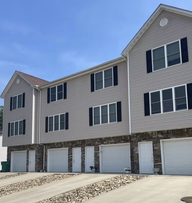 Building Photo - 524 Broadway Ave