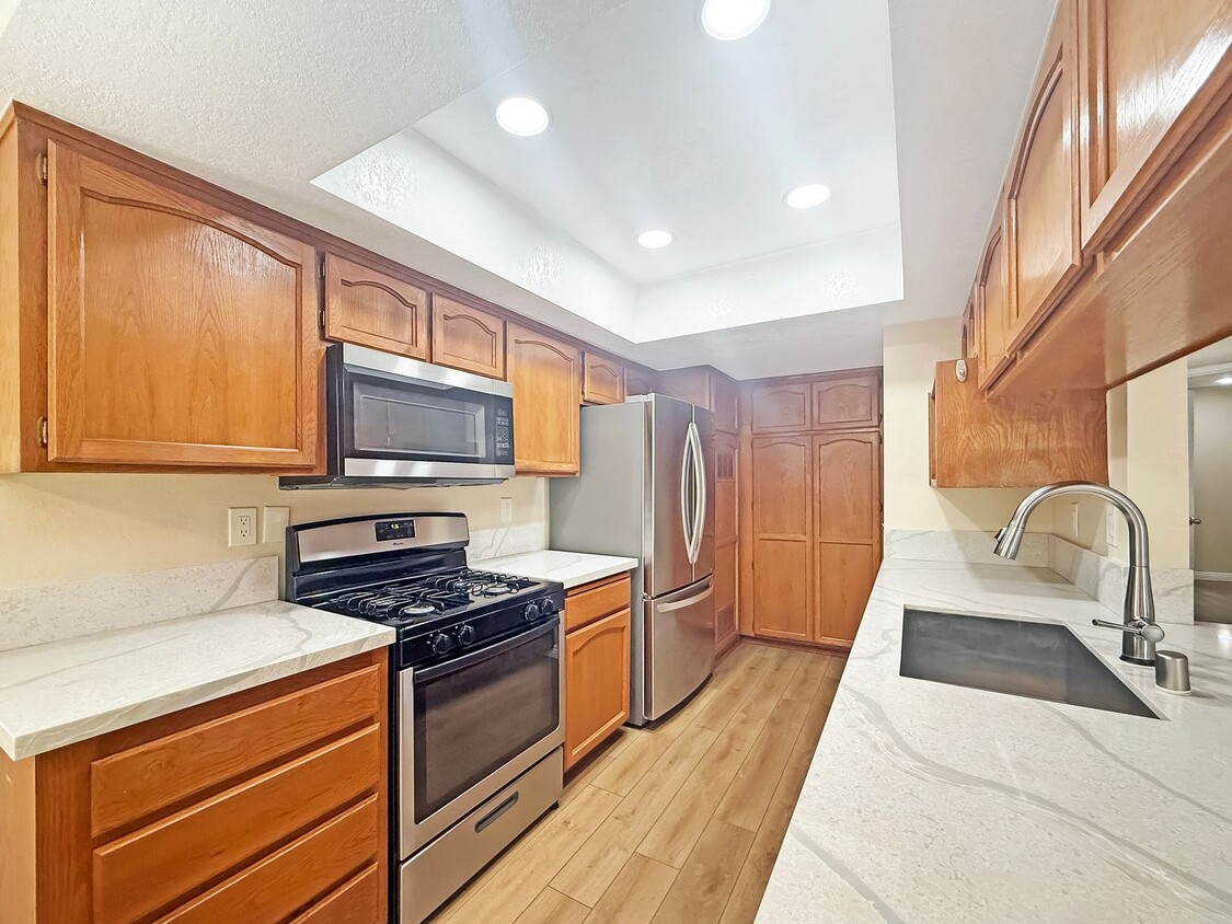 Foto principal - Great 2 bed/2bath condo w/AC and detached ...